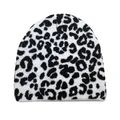 Schwarz-weiße Strickmütze mit Kuhmuster und weicher Textur für warme Wintertage - Leopardenprint