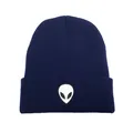 Gros plan sur la broderie alien blanche d'un bonnet en maille bleu marine pour l'hiver - Taille unique / Bleu marine avec étiquette blanche