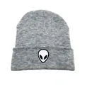 Détail d'un bonnet gris en maille avec broderie alien blanche sur le bord plié - Taille unique / Gris avec Étiquette Blanche