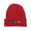 Rote Strickmütze mit niedlicher Dino-Stickerei und klassischem Umschlag für den Winter - Einheitsgröße / Rot