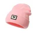 Dettaglio del berretto in maglia rosa chiaro con toppa a gatto nero e trama a coste - Taglia unica / Rosa