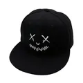 Zwarte snapback pet met wit geborduurd spookgezicht in moderne streetwearstijl - Verstelbaar / Zwart