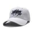 Berretto da baseball bianco Gothic con ricamo punk nero e classica visiera curva - Regolabile / Bianco