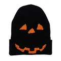 Schwarze Strickmütze mit orangefarbenem Halloween Kürbis Stickerei für Damen und Herren - Schwarz
