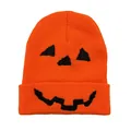 Orangefarbene Strickmütze mit schwarzer Halloween-Kürbisstickerei und Rippstruktur - Orange