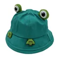 Dettaglio del cappello a secchiello rana verde con decorazione occhi 3D e ricamo Good - 56-58cm / Verde