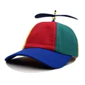 Dettaglio di un berretto patchwork colorato con un'elica blu rotante in alto - Bambini 53-55cm / Tesa Blu