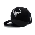 Cappellino da baseball nero con ricamo 3D di corna bianche e trama in cotone - Regolabile / Nero