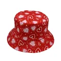 Detail eines roten Anglerhuts mit Herz-Prints und Liebes-Motiven für Valentinstag - Einheitsgröße 58cm / Rot mit Herz und Pfeil (Stil 1)