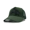 Cappellino trucker verde scuro con toppe a stella nere e rete posteriore traspirante - Regolabile / Verde