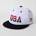 Detail van het USA 3D-borduurwerk en vlag op een tweekleurige hiphop-honkbalpet - Hoofdomtrek Volwassenen 56-60CM / Wit