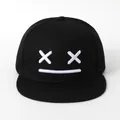 Cappellino snapback hip-hop nero con ricamo emoji bianco su sfondo neutro e minimale - Circonferenza Testa Adulto 56-60CM / Nero
