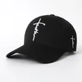 Schwarze Baumwoll-Baseballkappe mit weißer Faith-Stickerei und Kreuz-Motiv - Erwachsenenkopfumfang 56-60CM / Schwarzer Hut Weißes Label