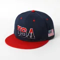 Klassieke USA hiphop snapback cap met donkerblauwe kroon, rode rand en 3D-geborduurde letters - Hoofdomtrek Volwassenen 56-60CM / Marineblauw