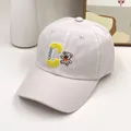 Detail van lichtbeige baseballpet met geel handdoekborduurwerk en cartoonbeer - Hoofdomtrek 51-54CM / Lichtbeige (Beer C)