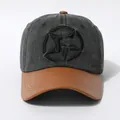 Détail de la broderie crâne tactique sur casquette rétro délavée avec visière en cuir brun - Réglable / Vert