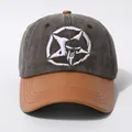 Détail de la casquette vintage en coton gris et cuir marron avec broderie de crâne - Réglable / Café