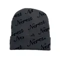 Donkergrijze gebreide muts met zwarte Nerest jacquard letters voor streetwear-stijl - Eén maat / Grijs