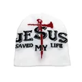 Dettaglio della scritta jacquard Jesus Saved My Life e motivo a croce su berretto bianco - Taglia unica / Bianco