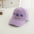 Dettaglio del cappellino in cotone lavanda con ricamo di fiori blu e cuciture di precisione - 52-54CM Circonferenza Testa / Viola Chiaro