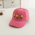 Dettaglio del ricamo di tre fiori gialli su un cappellino da baseball in cotone rosa - 52-54CM Circonferenza Testa / Rosa Rosso
