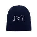 Détail du bonnet en maille côtelée bleu marine avec broderie d'ours blanc sur le revers - Bleu marine