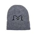 Berretto invernale in maglia grigia con ricamo a forma di orso e risvolto alla moda - Grigio
