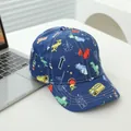 Dettaglio del cappellino per bambini blu scuro con motivi di veicoli colorati in stile cartoon - 52-54CM Circonferenza Testa / Blu navy
