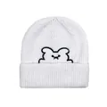 Gros plan du bonnet blanc en maille côtelée avec broderie tête d'ours cartoon - Blanc