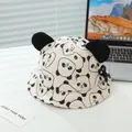 Dettaglio cappello neonato con stampa panda e orecchie 3D su scrivania minimalista - 48cm / Bianco Con Orecchie Nere
