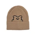 Gros plan du bonnet en maille côtelée marron avec broderie d'ours pour l'hiver - Kaki