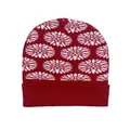 Détail du bonnet d'hiver en tricot avec base rouge et motif floral jacquard blanc - Taille unique / Fleur Rouge