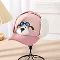 Detail der rosa Wintermütze mit Cartoon-Hundestickerei und Fleece-Ohrenklappen - 52-54CM Kopfumfang / Rosa