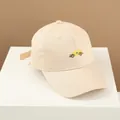 Dettaglio del berretto in cotone beige con ricamo di auto gialla e trama del tessuto - 52-54CM Circonferenza Testa / Beige