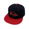 Καπέλο snapback Brooklyn με κέντημα σε μαύρο και κόκκινο χρώμα και ίσιο γείσο - Ρυθμιζόμενο / Μαύρο με κόκκινη ετικέτα