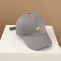 Détail d'une casquette grise pour enfants avec broderie de voiture jaune sur coton - 52-54CM de Tour de Tête / Gris