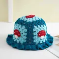 Dettaglio cappello all'uncinetto con toppe a fungo fatte a mano e bordi ondulati - 56-59cm / Fungo Blu