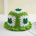 Dettaglio cappello a secchiello rana fatto a mano con cuciture bianche e volant - 56-59cm / Verde Rana