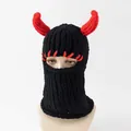 Handgefertigte schwarze Sturmhaube mit Teufelshörnern und roten Häkelakzenten für den Winter - Schwarz Roter Faden Teufelshörner