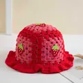 Dettaglio del cappello pescatore all'uncinetto rosso e rosa con ricamo a fragola - 56-59cm / Fragola Rosso