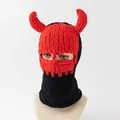 Detail der roten Dämonenhörner an einer grob gestrickten Sturmhaube in Rot und Schwarz - Schwarz Rot Kontrast Teufelshörner
