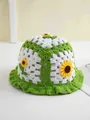 Detailansicht der handgestrickten Fischerhut mit Blumenmustern und Sonnenblumen-Akzenten - 56-59cm / Grün