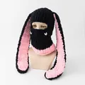 Nahaufnahme der schwarz-rosa handgestrickten Balaclava mit langen Hasenohren und warmer Textur - Schwarz Rosa Herz Hasenohren