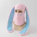 Nahaufnahme der rosa Strickstruktur und des blauen Innenfutters der Sturmhaube - Rosa Blau Herz Hasenohren