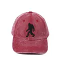 Berretto da baseball in cotone lavato rossastro con ricamo silhouette Bigfoot nera - Regolabile / Rosso