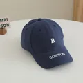 Détail de la casquette enfant bleu marine avec broderie Boston blanche et texture en coton - 52-54CM de Tour de Tête / Bleu marine