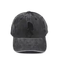 Dettaglio del ricamo 3D Bigfoot su un cappellino da baseball in cotone lavato - Regolabile / Nero