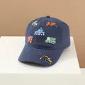 Dettaglio cappellino bambino blu navy con ricami di veicoli su piedistallo bianco - 52-54CM Circonferenza Testa / Blu navy