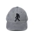Berretto da baseball unisex grigio lavato con ricamo silhouette Sasquatch - Regolabile / Grigio