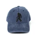 Dettaglio del ricamo a gorilla nero su un berretto da baseball in denim blu lavato - Regolabile / Blu navy
